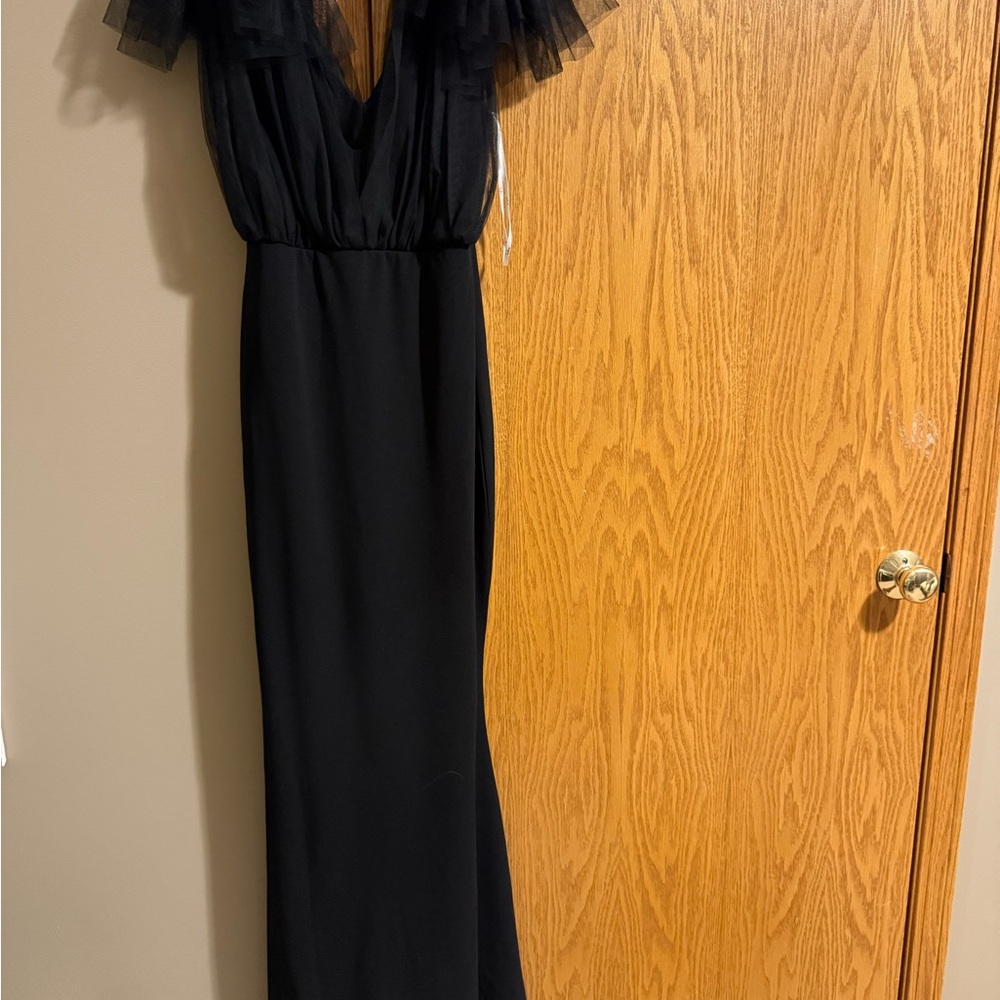 Elegant Black Evening Gown with Tulle Sleeves